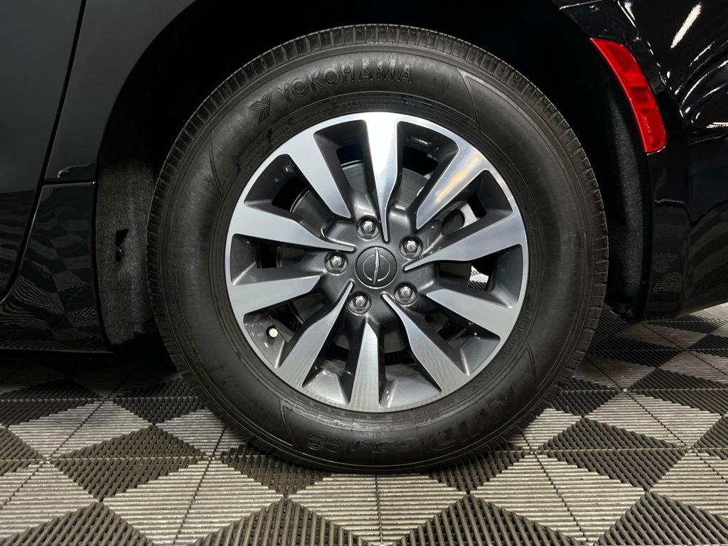Used 2025 Chrysler Pacifica Select image 18