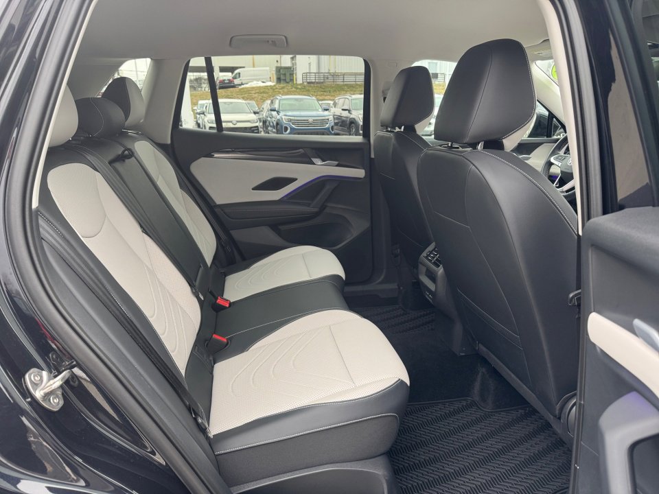 Certified 2025 Volkswagen Tiguan SE image 33