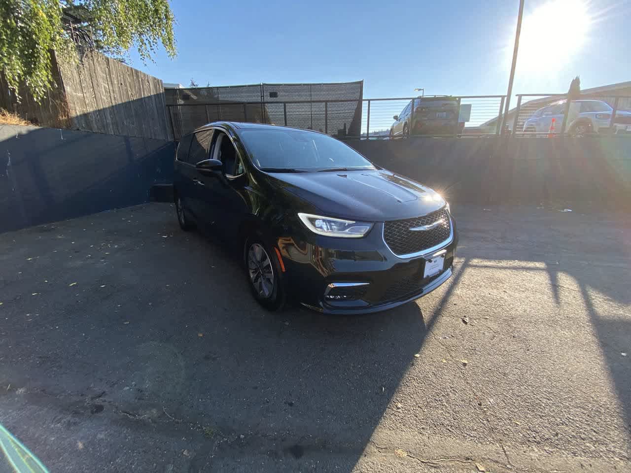 Used 2024 Chrysler Pacifica Limited FWD image 8