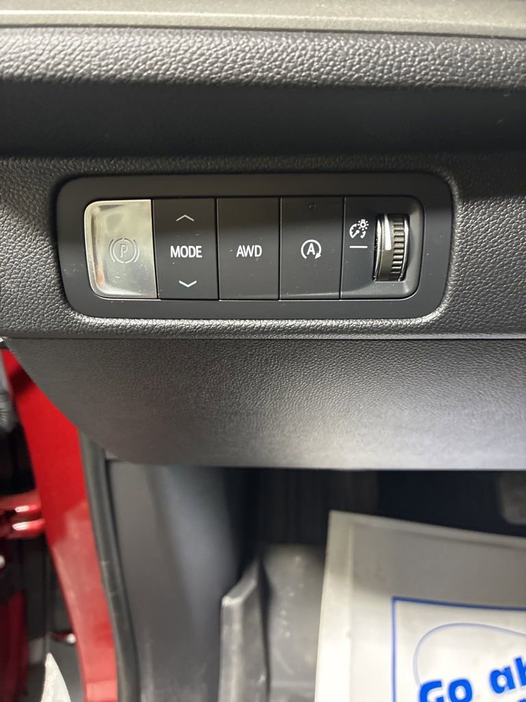 Used 2024 Chevrolet Traverse LT w/ LPO, Floor Liner Package AWD/4WD image 10