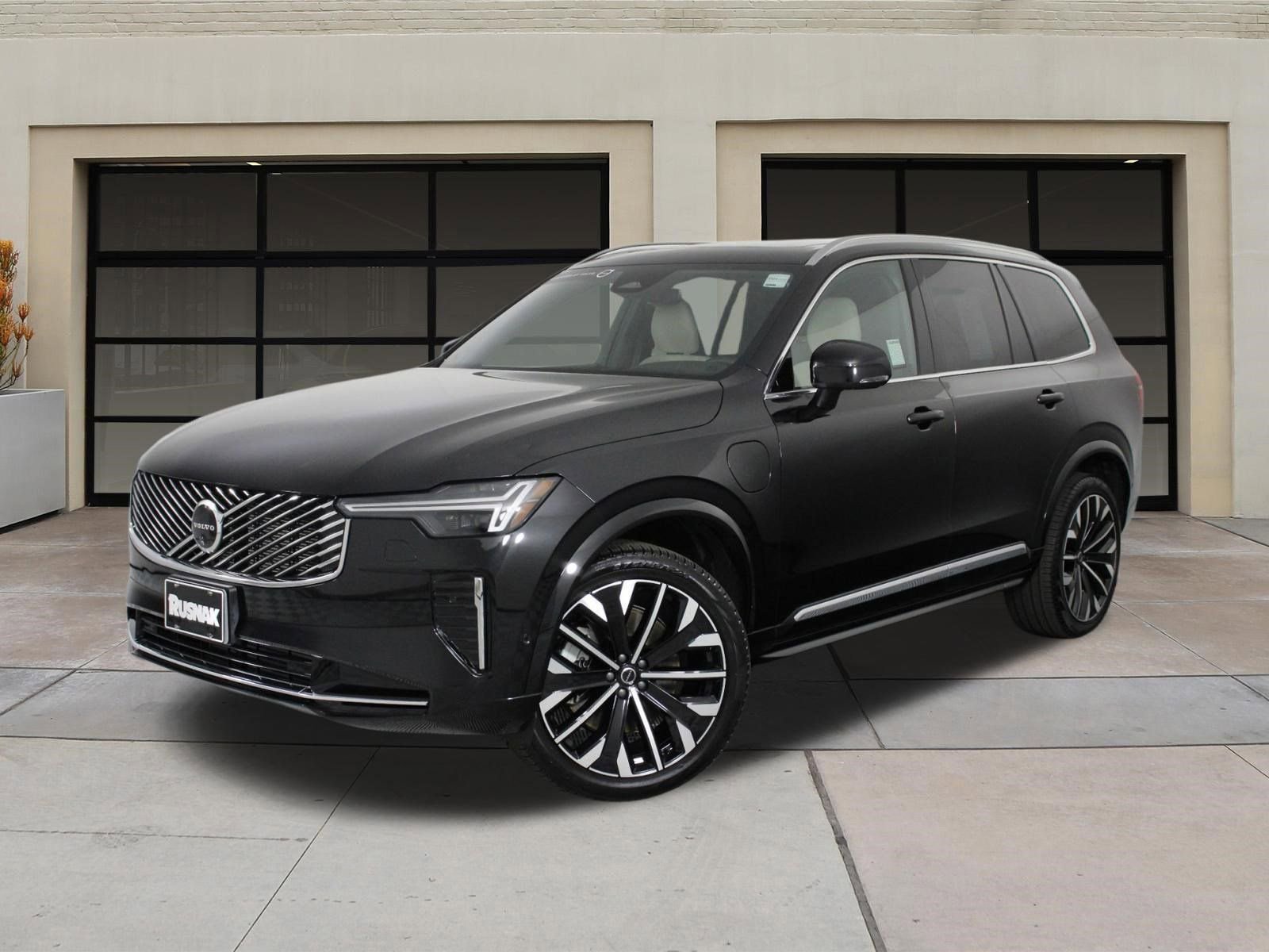 Certified 2025 Volvo XC90 T8 Plus AWD/4WD image 3