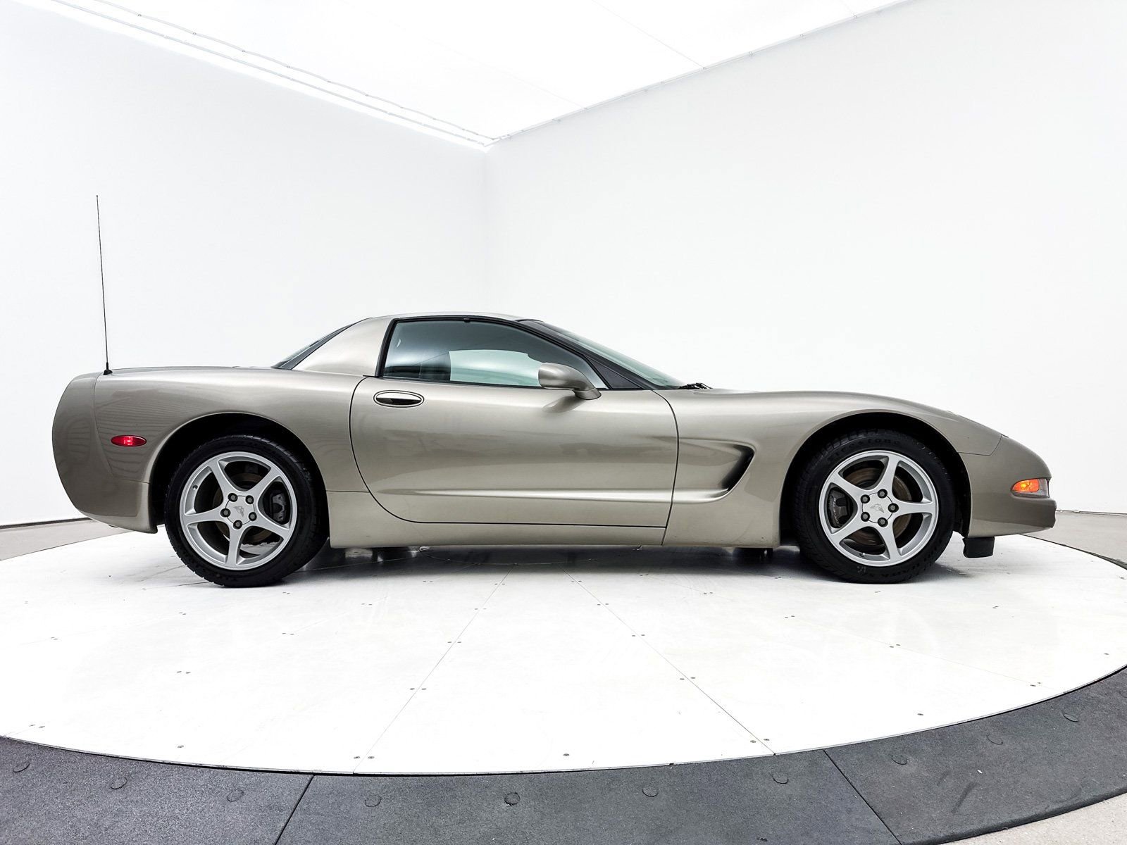 Used 2000 Chevrolet Corvette Coupe w/ Lighting Pkg image 30