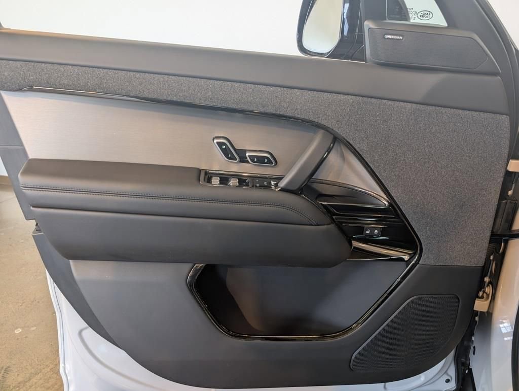 Used 2025 Land Rover Range Rover Sport Dynamic SE image 8
