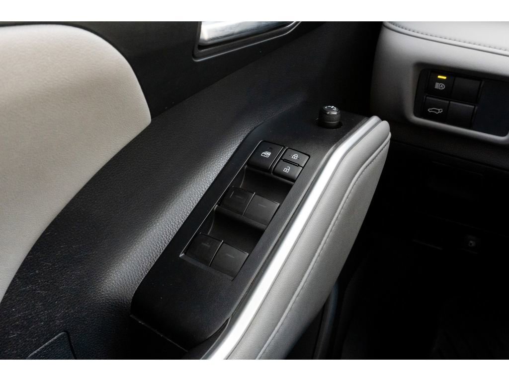 Used 2020 Toyota Highlander XLE FWD image 30