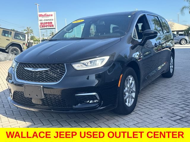 Used 2025 Chrysler Pacifica Select FWD image 3