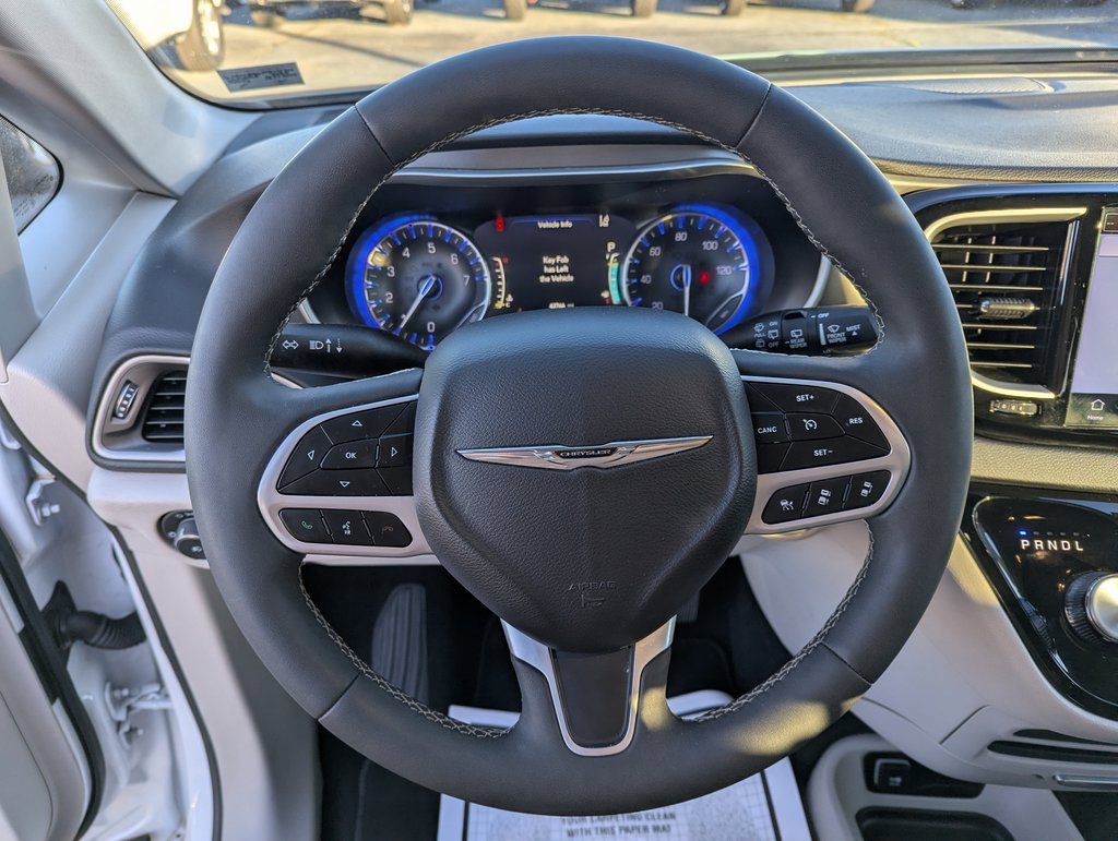 Used 2024 Chrysler Pacifica Touring-L image 22