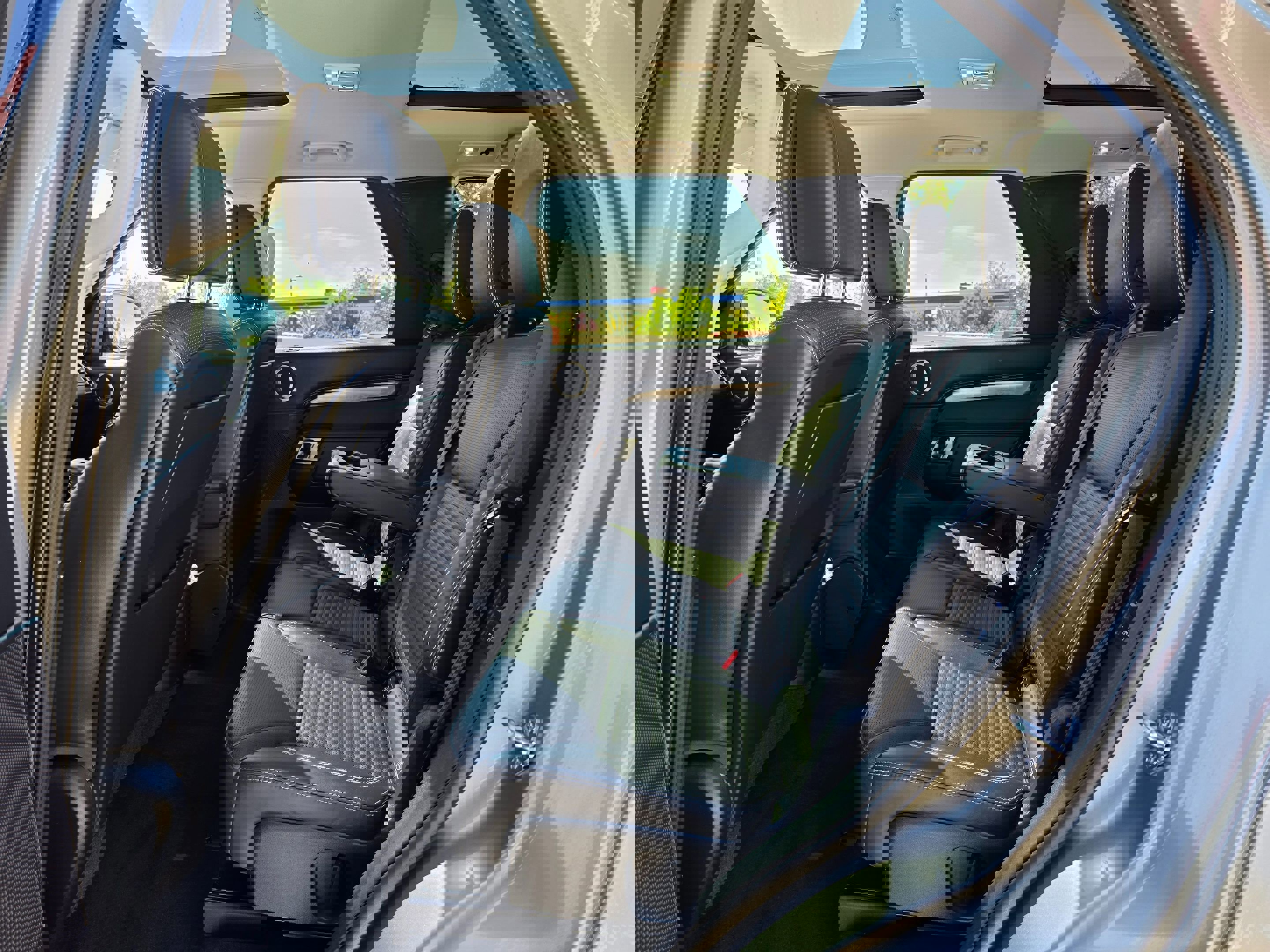 Used 2017 Land Rover Discovery First Edition image 18