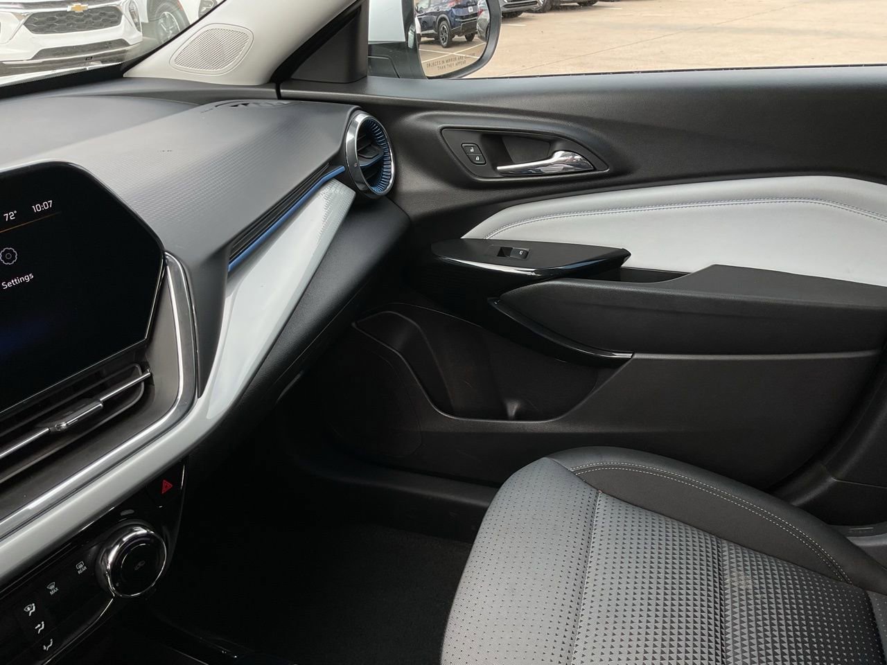 Used 2025 Chevrolet Trax LT image 34