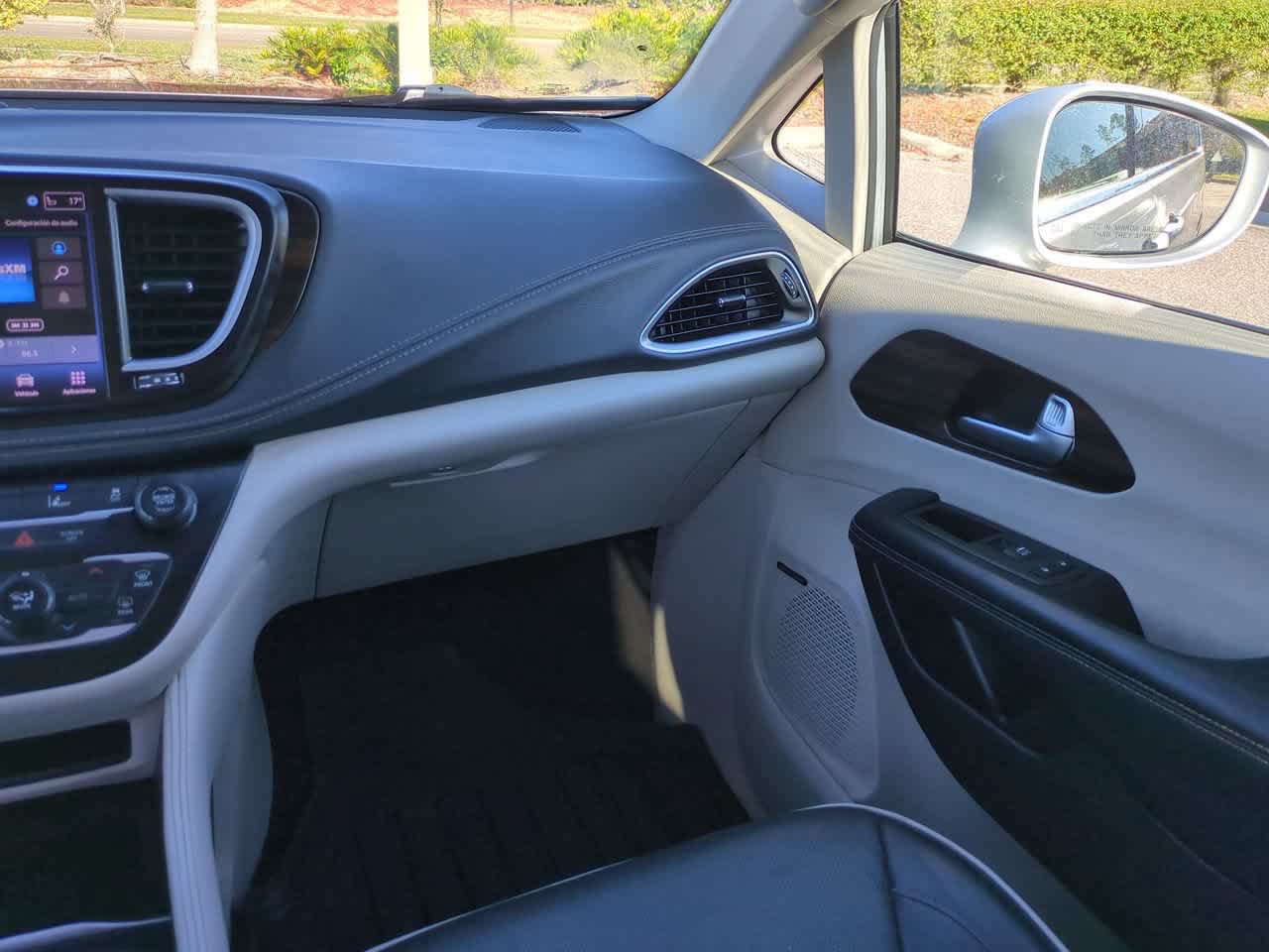 Used 2022 Chrysler Pacifica Limited FWD image 17