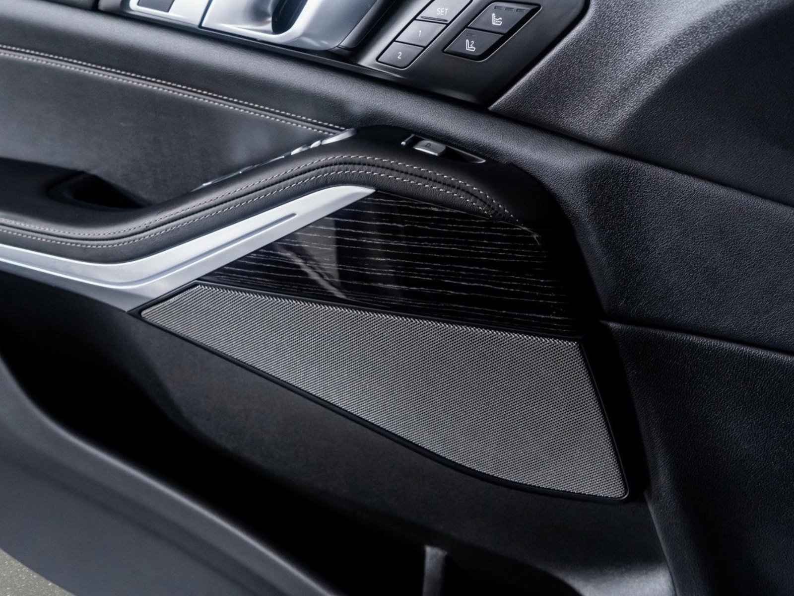 Used 2025 BMW X7 M60i image 41