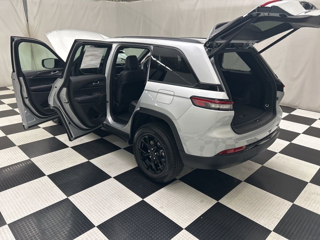 New 2025 Jeep Grand Cherokee Altitude AWD/4WD image 20