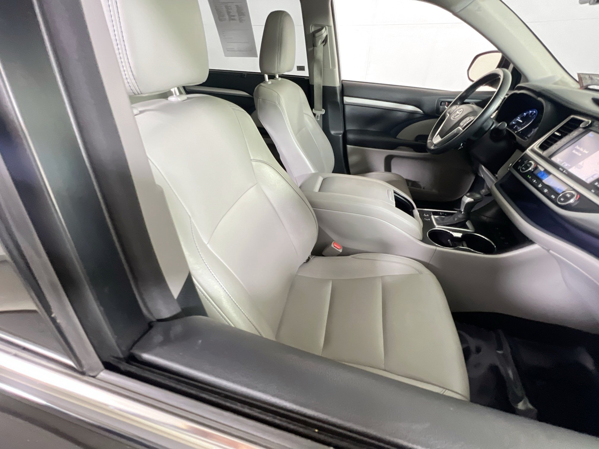 Used 2015 Toyota Highlander XLE AWD/4WD image 29