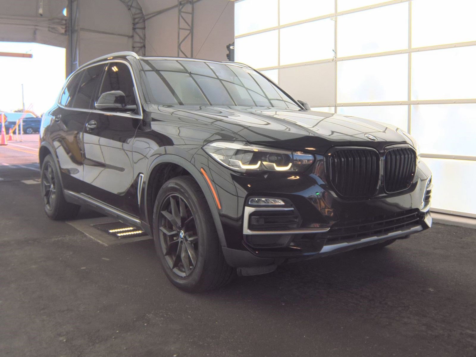 Used 2019 BMW X5 xDrive40i w/ Convenience Package AWD/4WD image 2