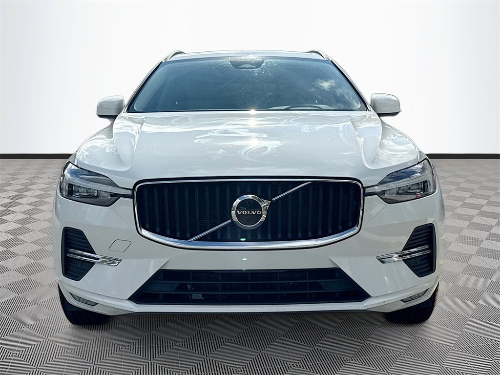 Used 2022 Volvo XC60 B5 Momentum image 2