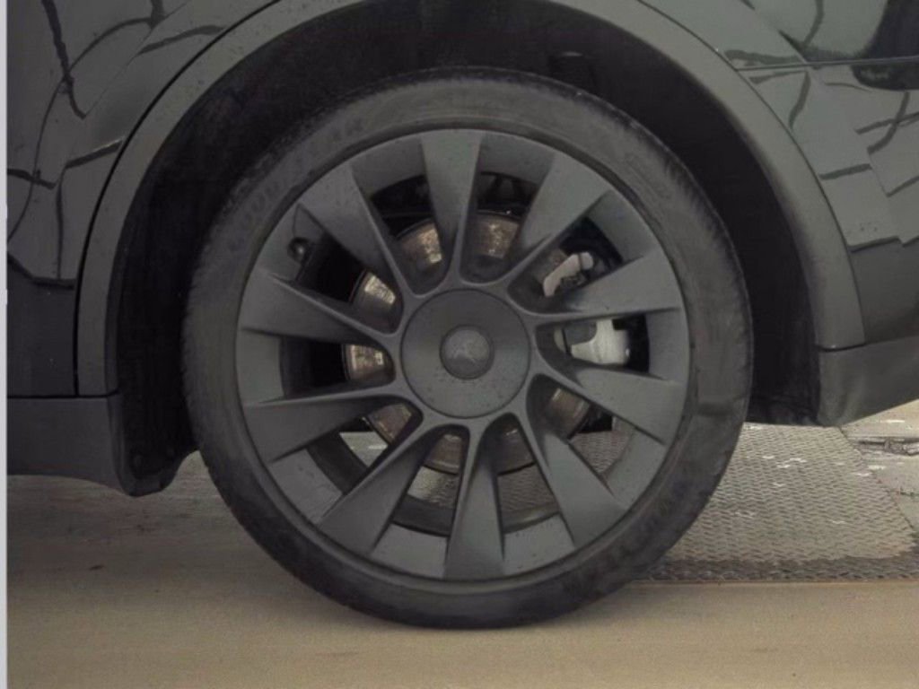 Used 2023 Tesla Model Y Long Range image 19