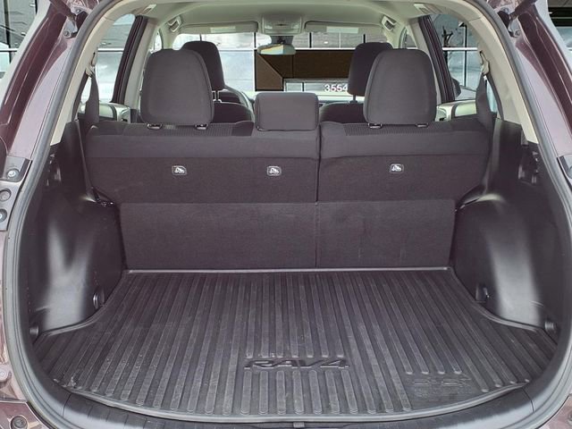 Used 2018 Toyota RAV4 LE image 7