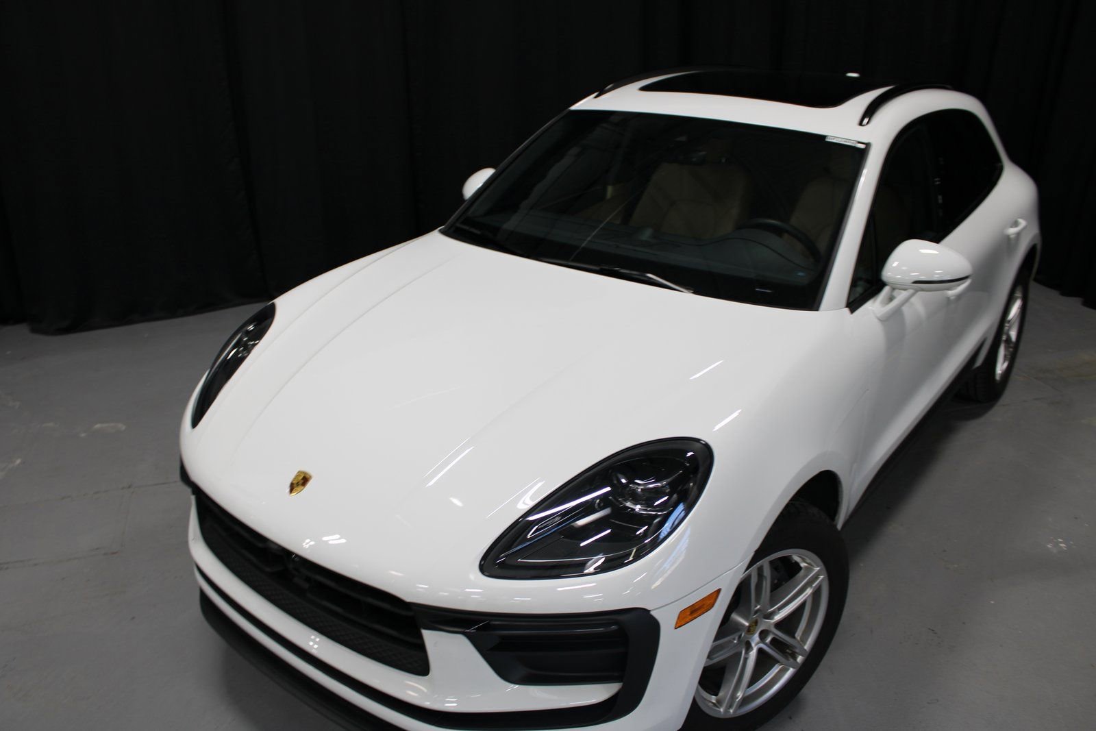 Certified 2025 Porsche Macan image 12