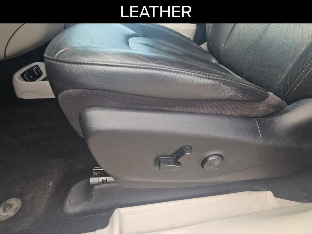 Used 2020 Chrysler Pacifica Touring-L FWD image 14