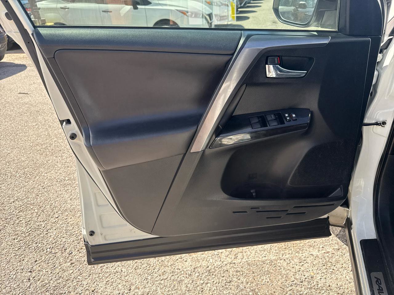 Used 2016 Toyota RAV4 SE FWD image 11