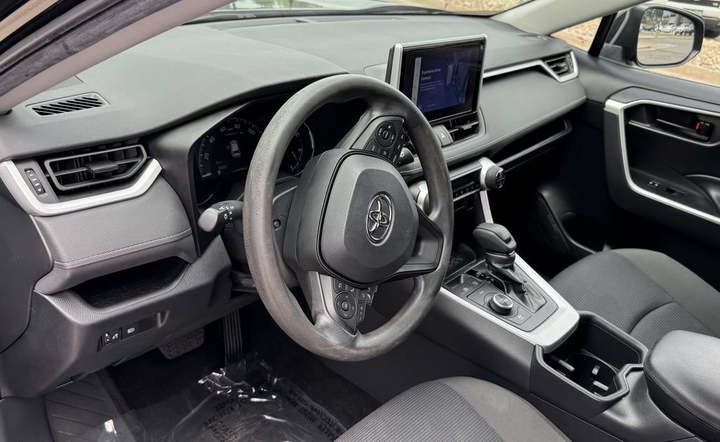 Used 2023 Toyota RAV4 LE AWD/4WD image 16
