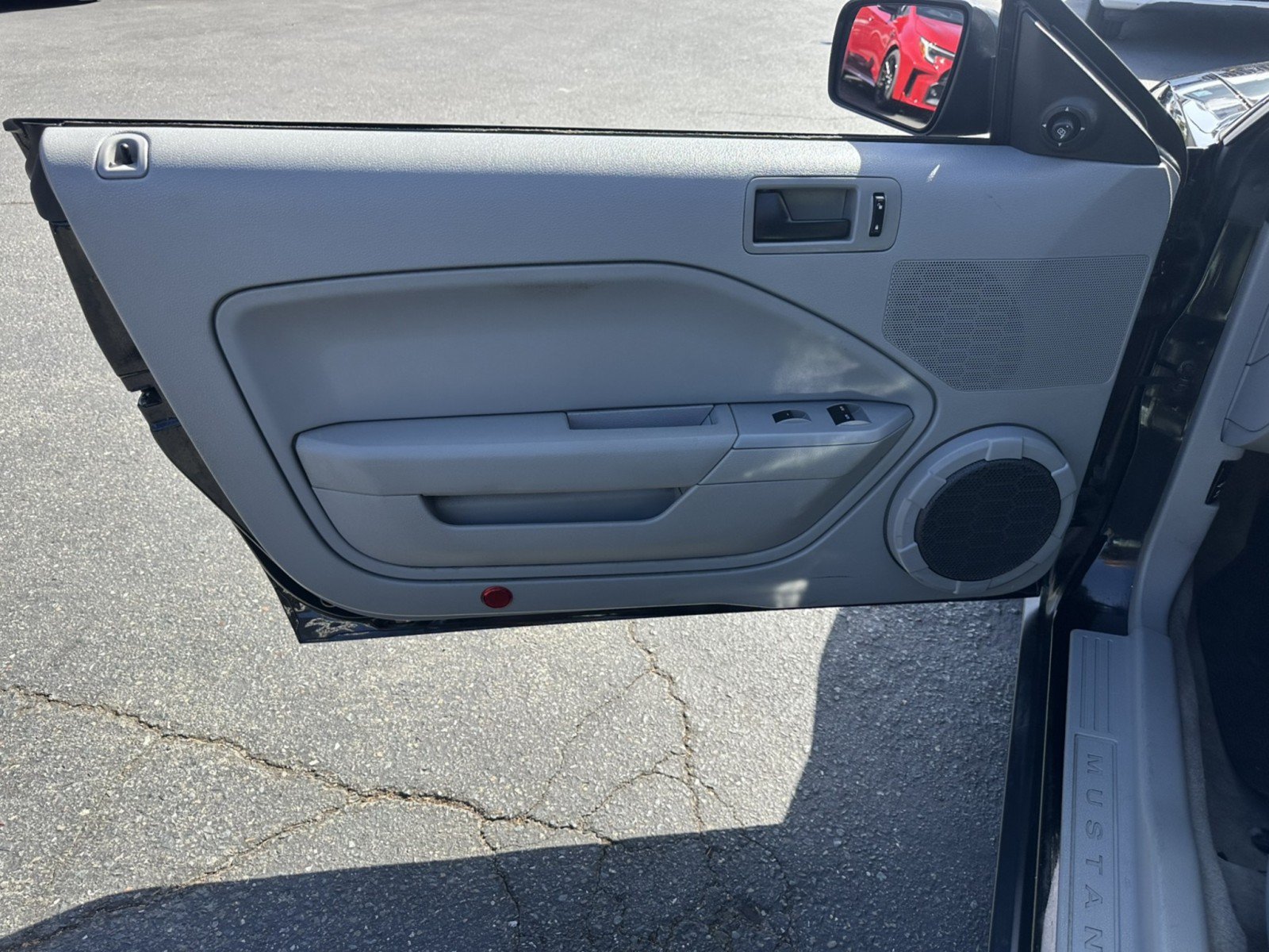 Used 2005 Ford Mustang Premium RWD image 23