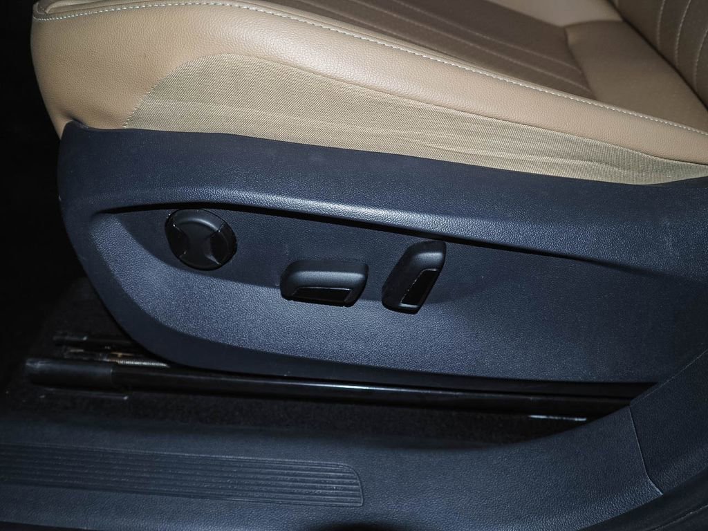 Used 2022 Volkswagen Tiguan SE w/ Panoramic Sunroof Package image 34