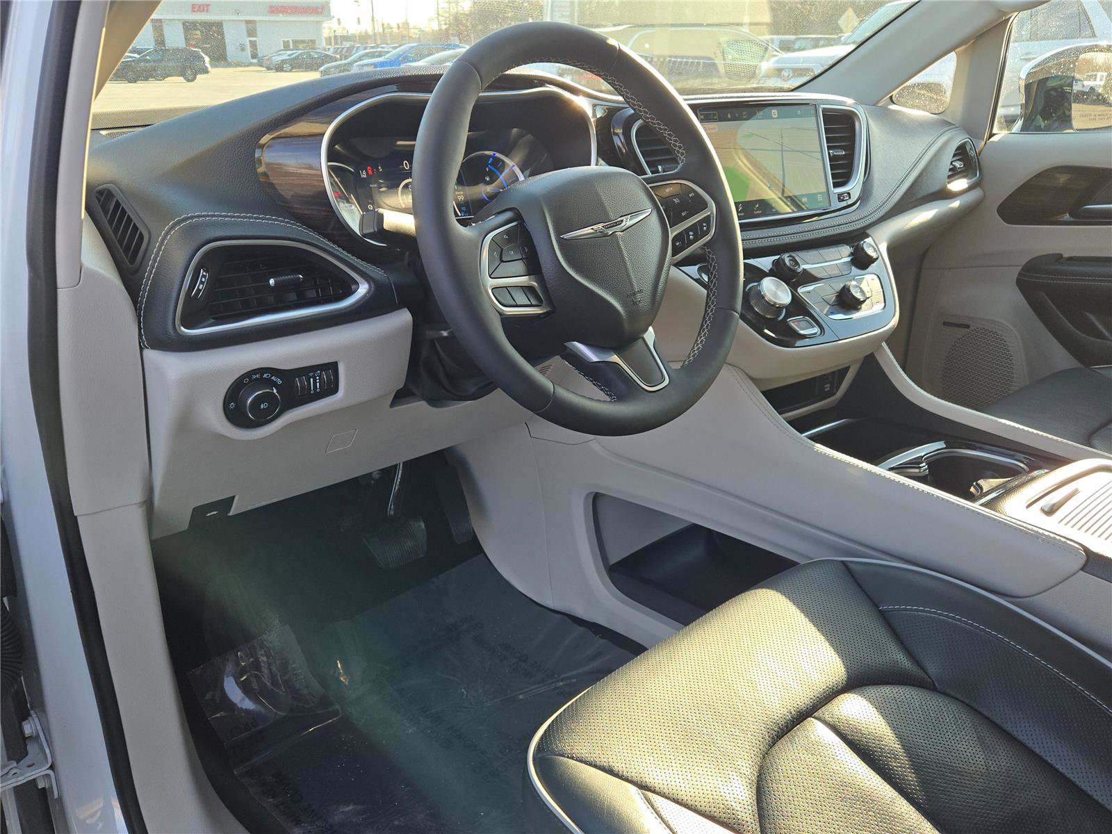 Used 2023 Chrysler Pacifica Limited w/ Uconnect Theater Family Group image 25