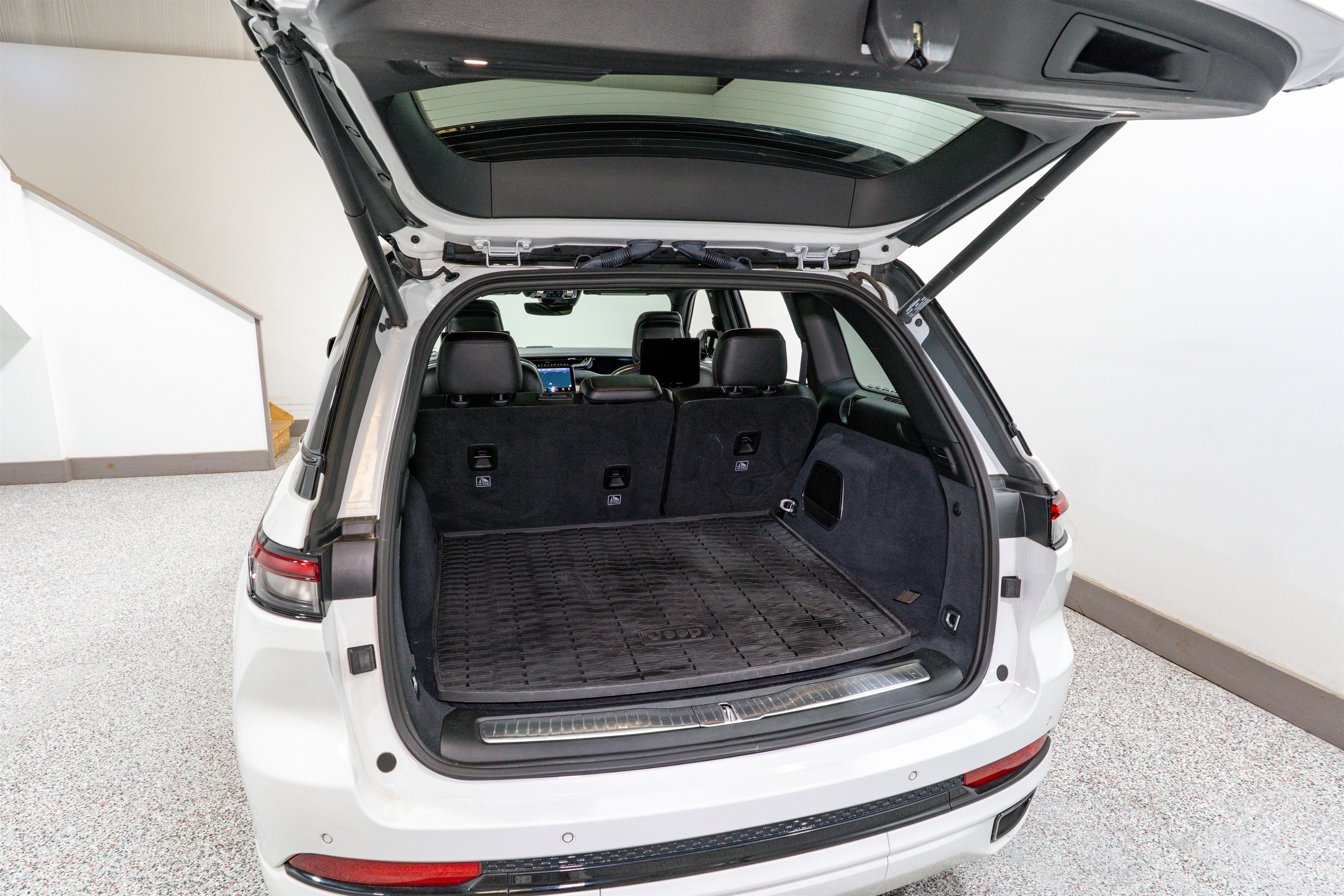 Used 2023 Jeep Grand Cherokee Summit w/ High Altitude Package image 38