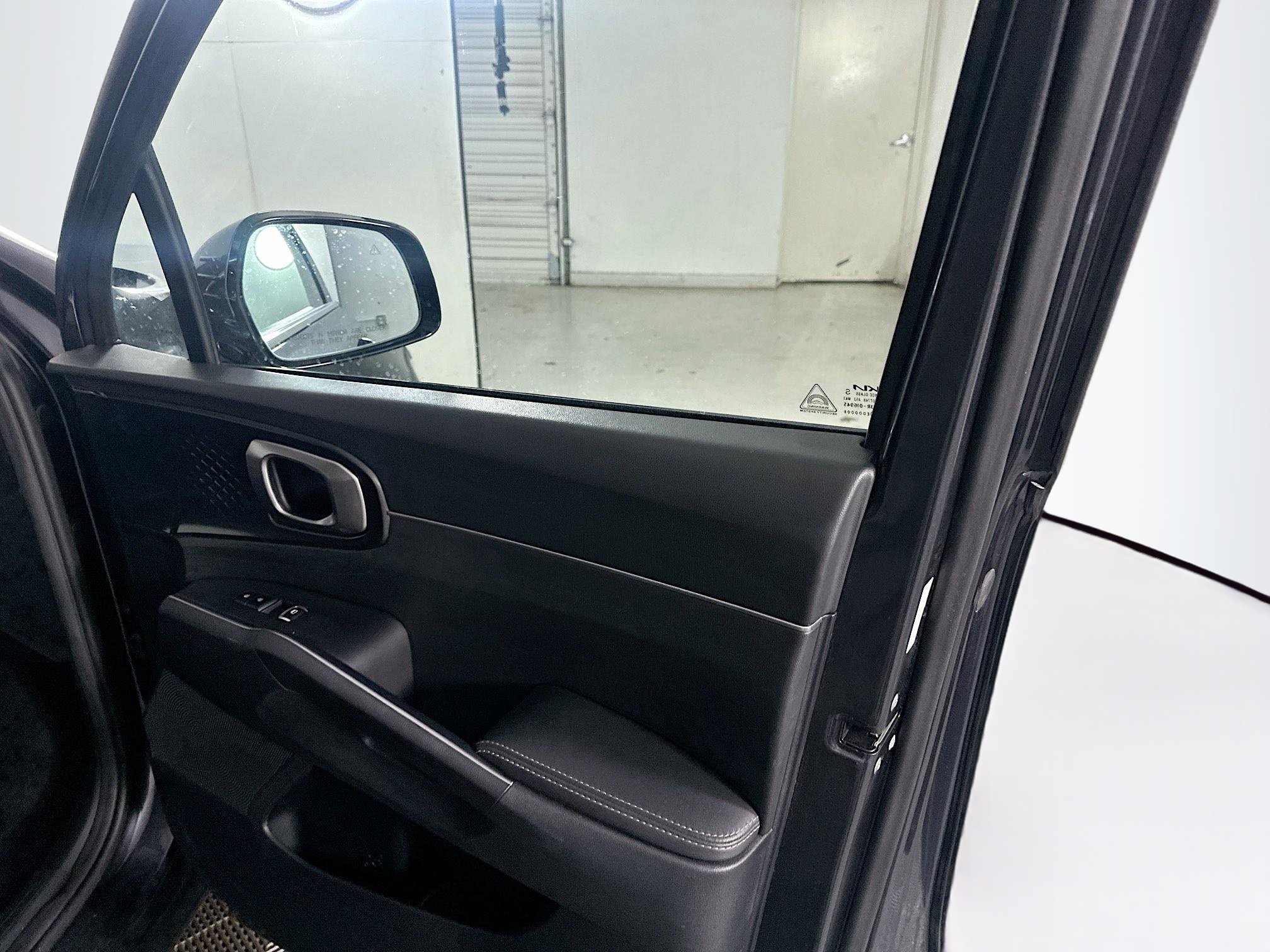 Used 2023 Kia Sorento LX image 31