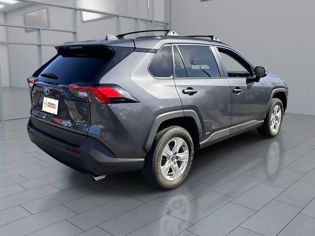 Used 2021 Toyota RAV4 XLE AWD/4WD image 2