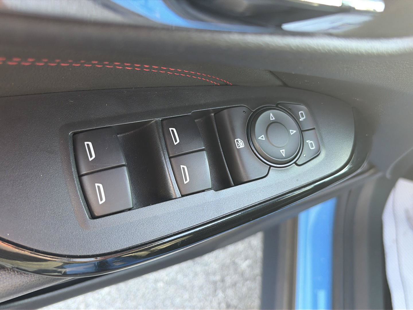 Used 2024 Chevrolet Trax RS w/ Sunroof Package FWD image 13