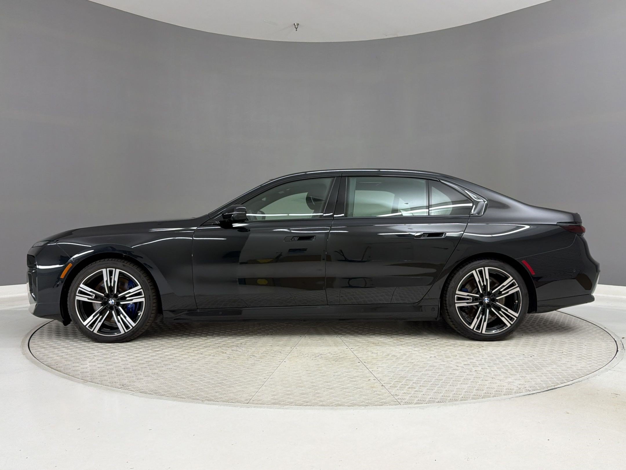 Used 2025 BMW i7 xDrive60 w/ Executive Package AWD/4WD image 2