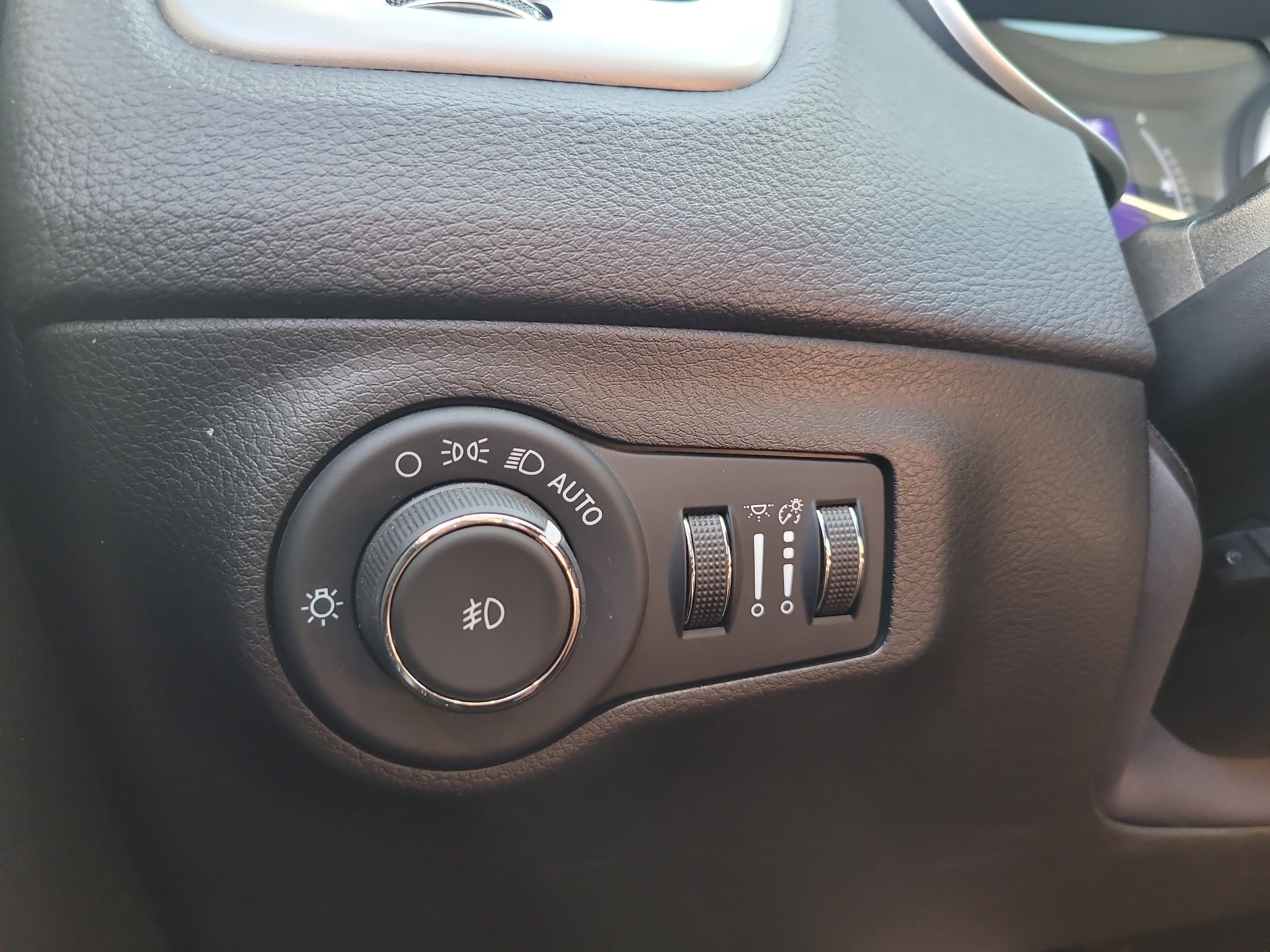 Used 2020 Jeep Compass Latitude FWD image 30