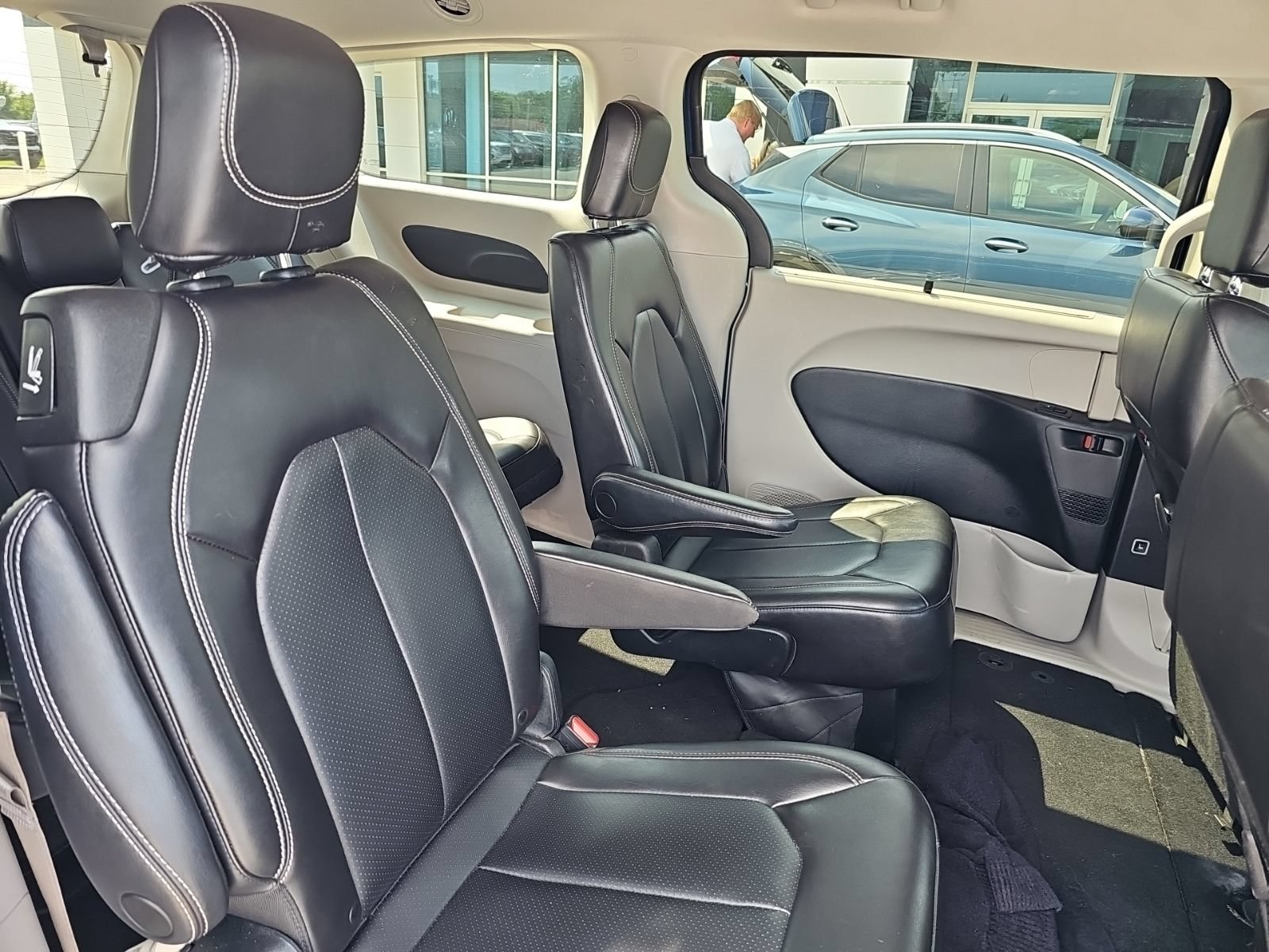 Used 2023 Chrysler Pacifica Touring-L FWD image 17