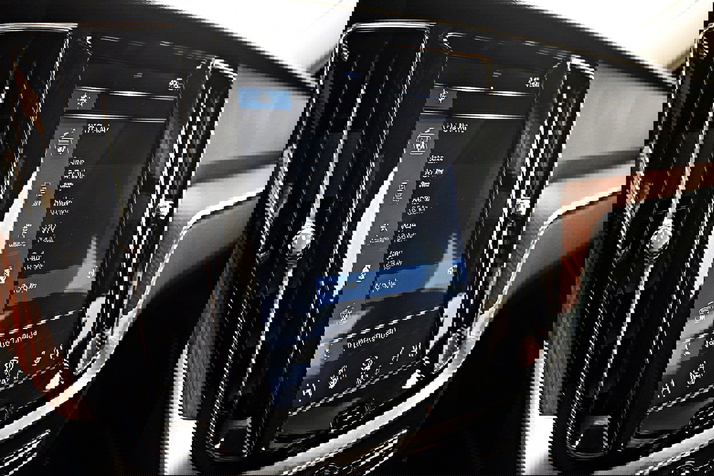 Used 2019 Volvo S60 T6 Momentum w/ Multimedia Package image 10