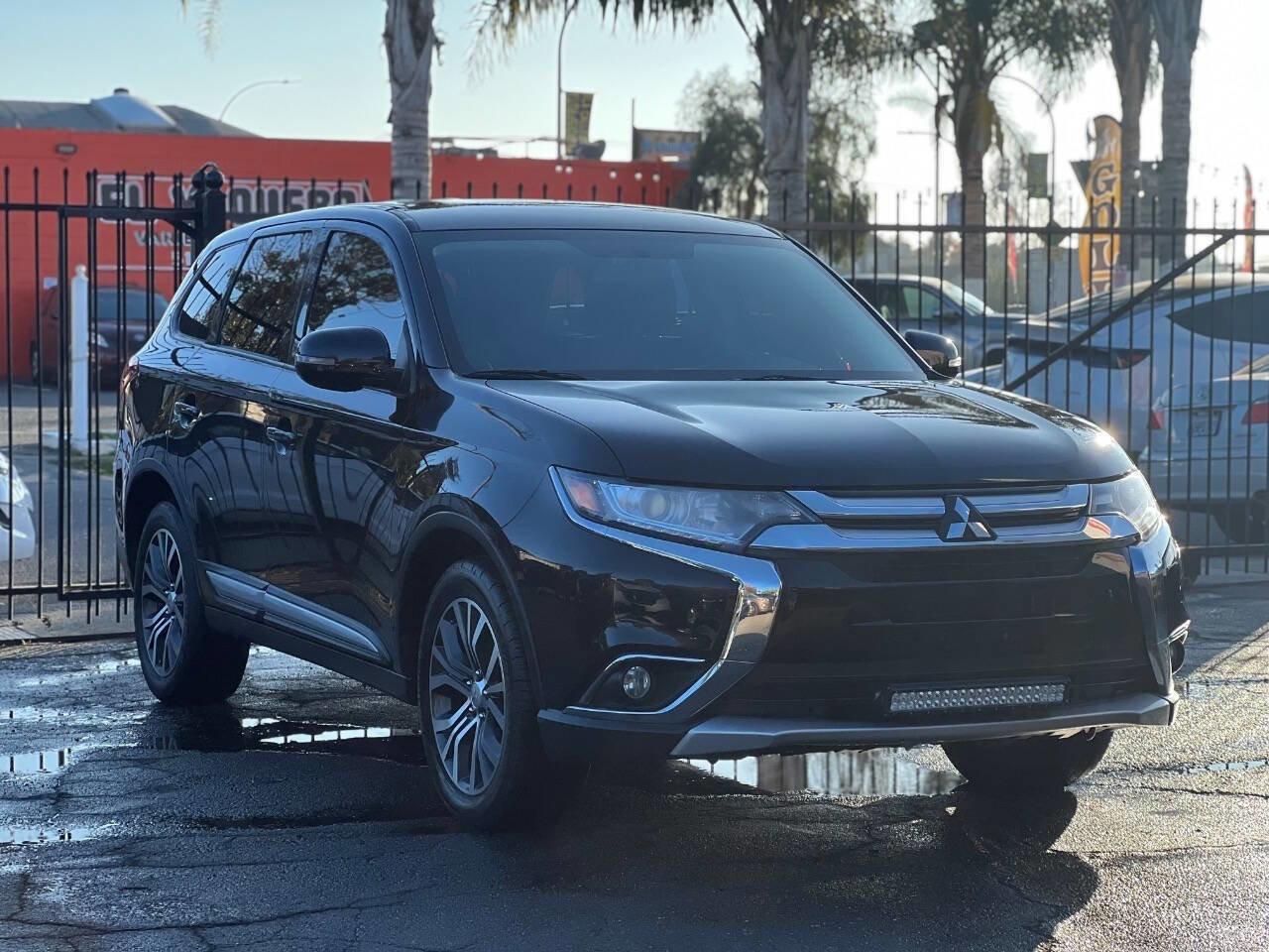 Used 2016 Mitsubishi Outlander SE image 3