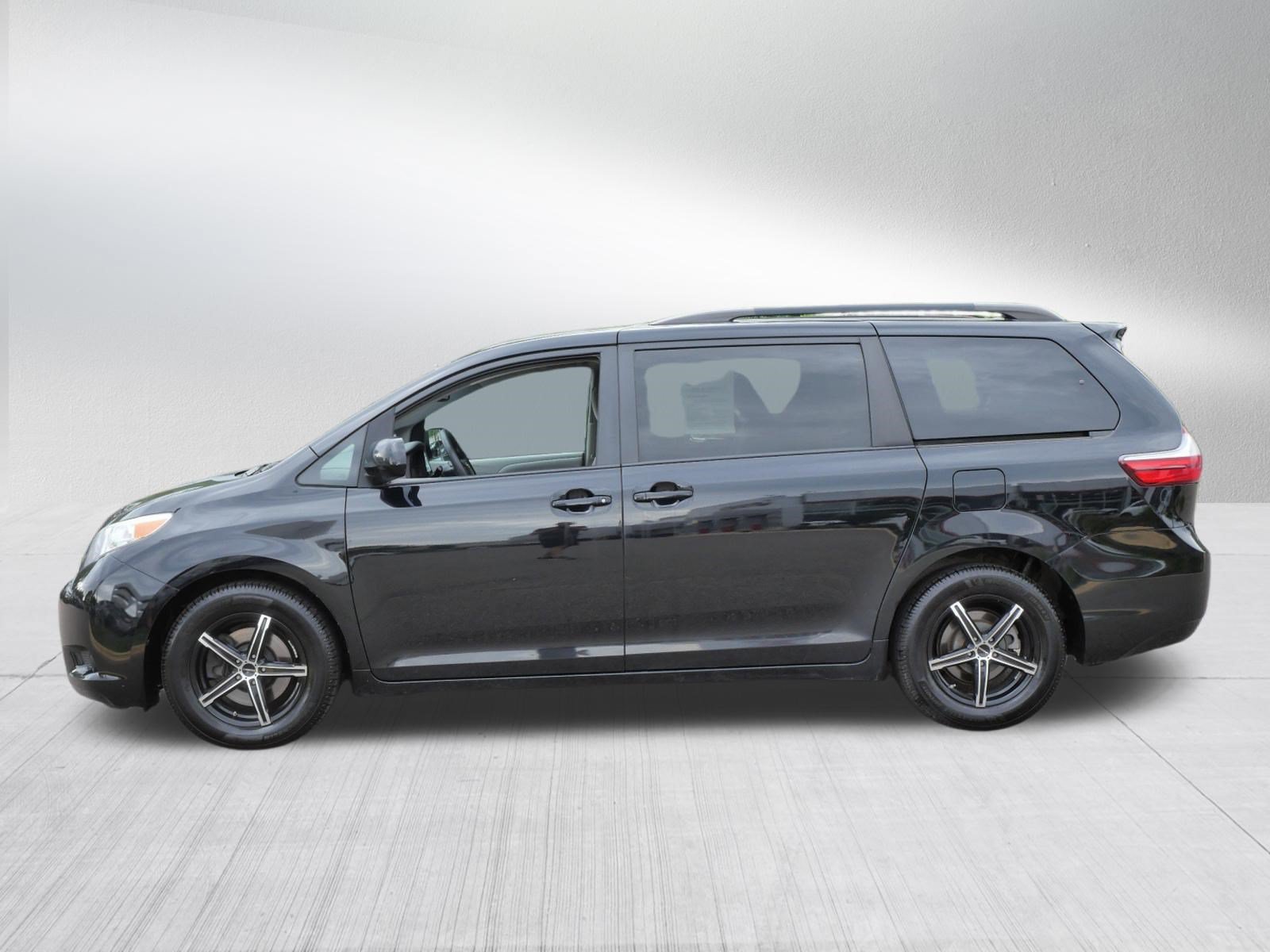 Used 2016 Toyota Sienna LE FWD image 4