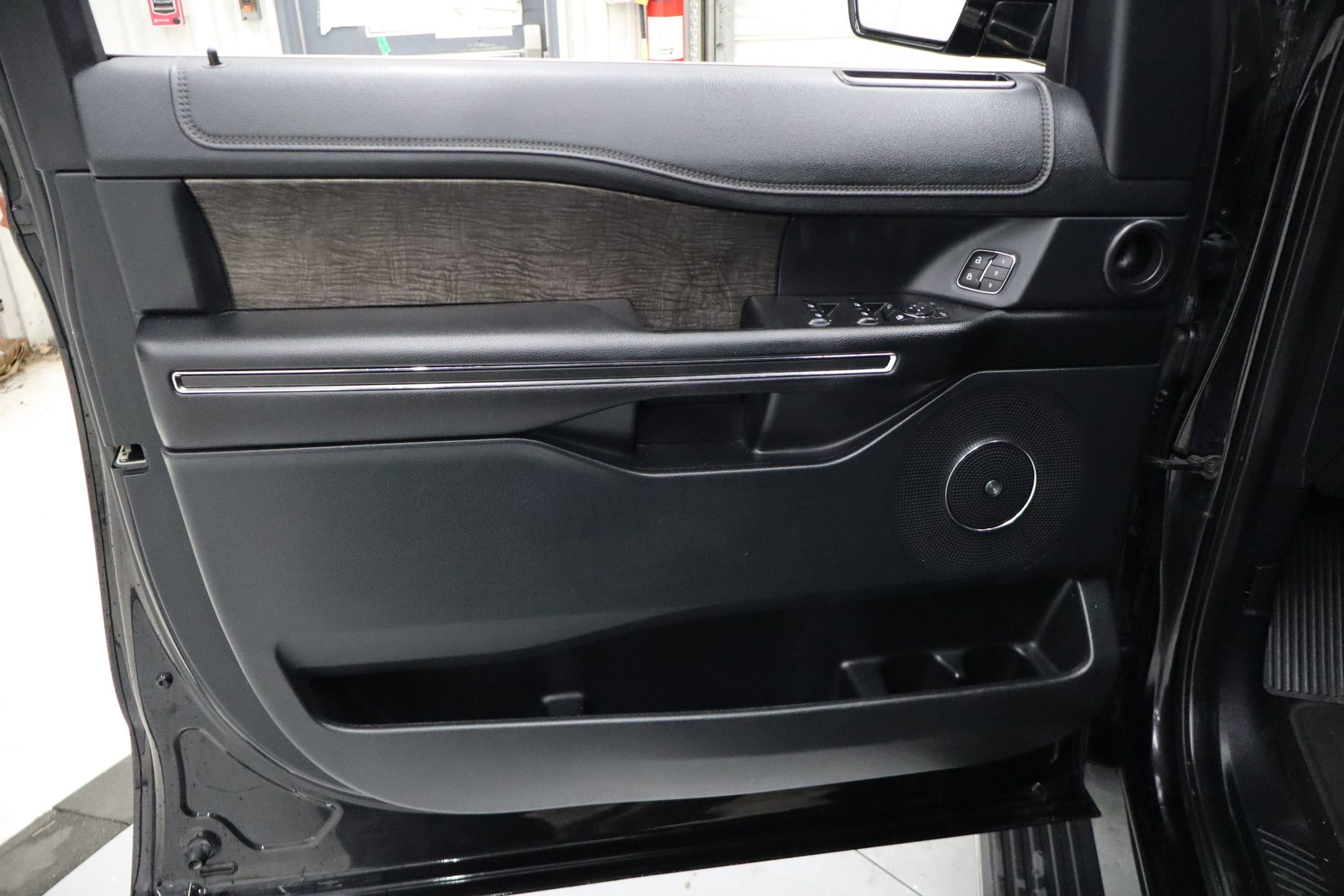 Used 2020 Ford Expedition Limited RWD image 14