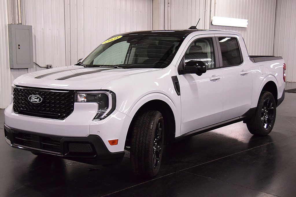 New 2025 Ford Maverick Lariat w/ Black Appearance Package image 3