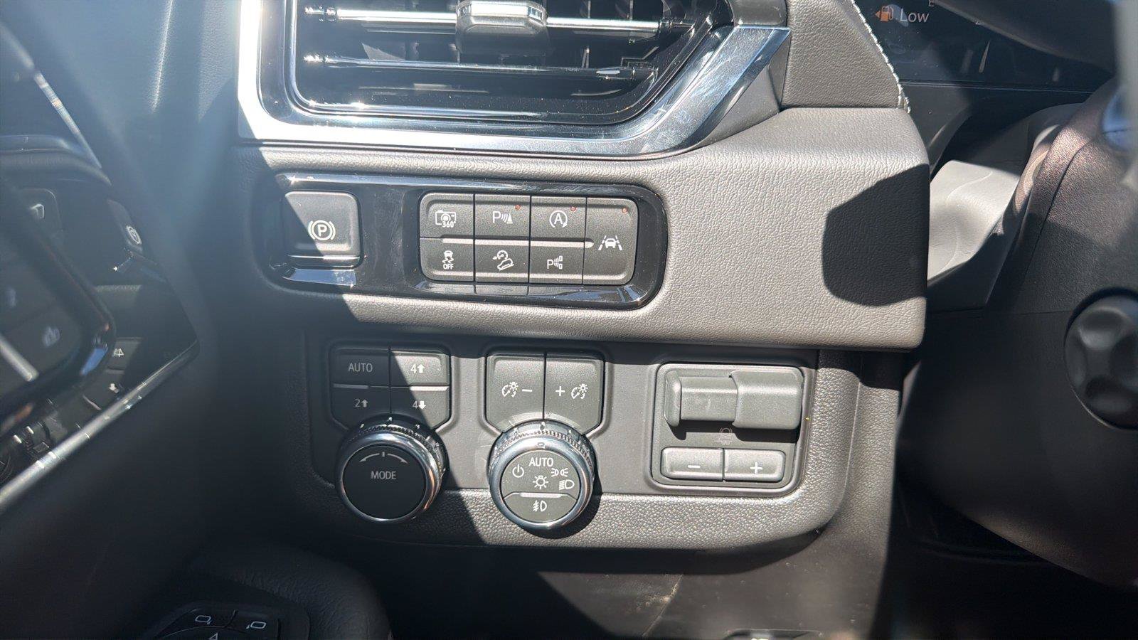 New 2026 GMC Yukon XL Denali w/ Denali Reserve Package AWD/4WD image 16