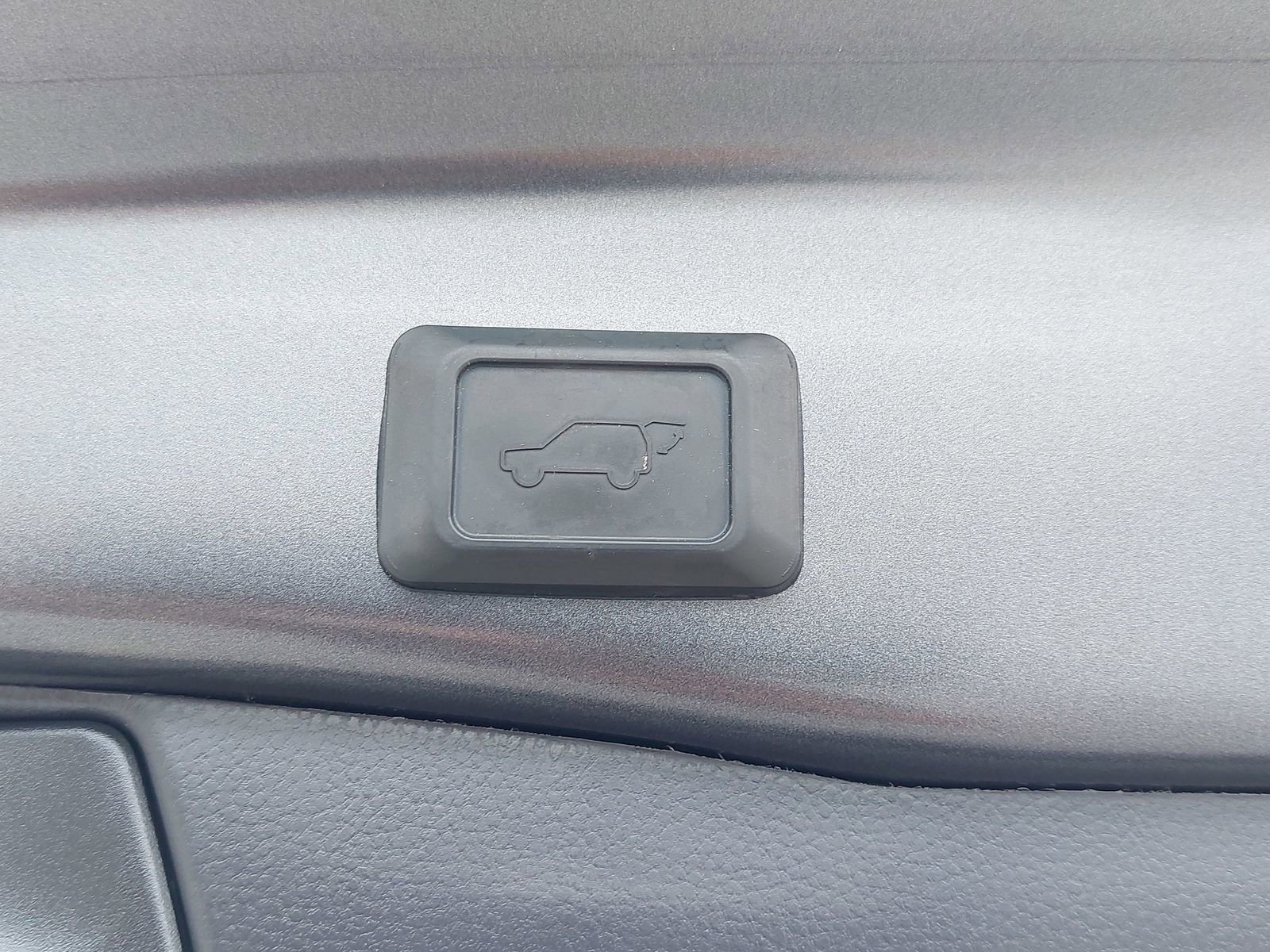 Used 2022 Toyota RAV4 XLE Premium FWD image 13