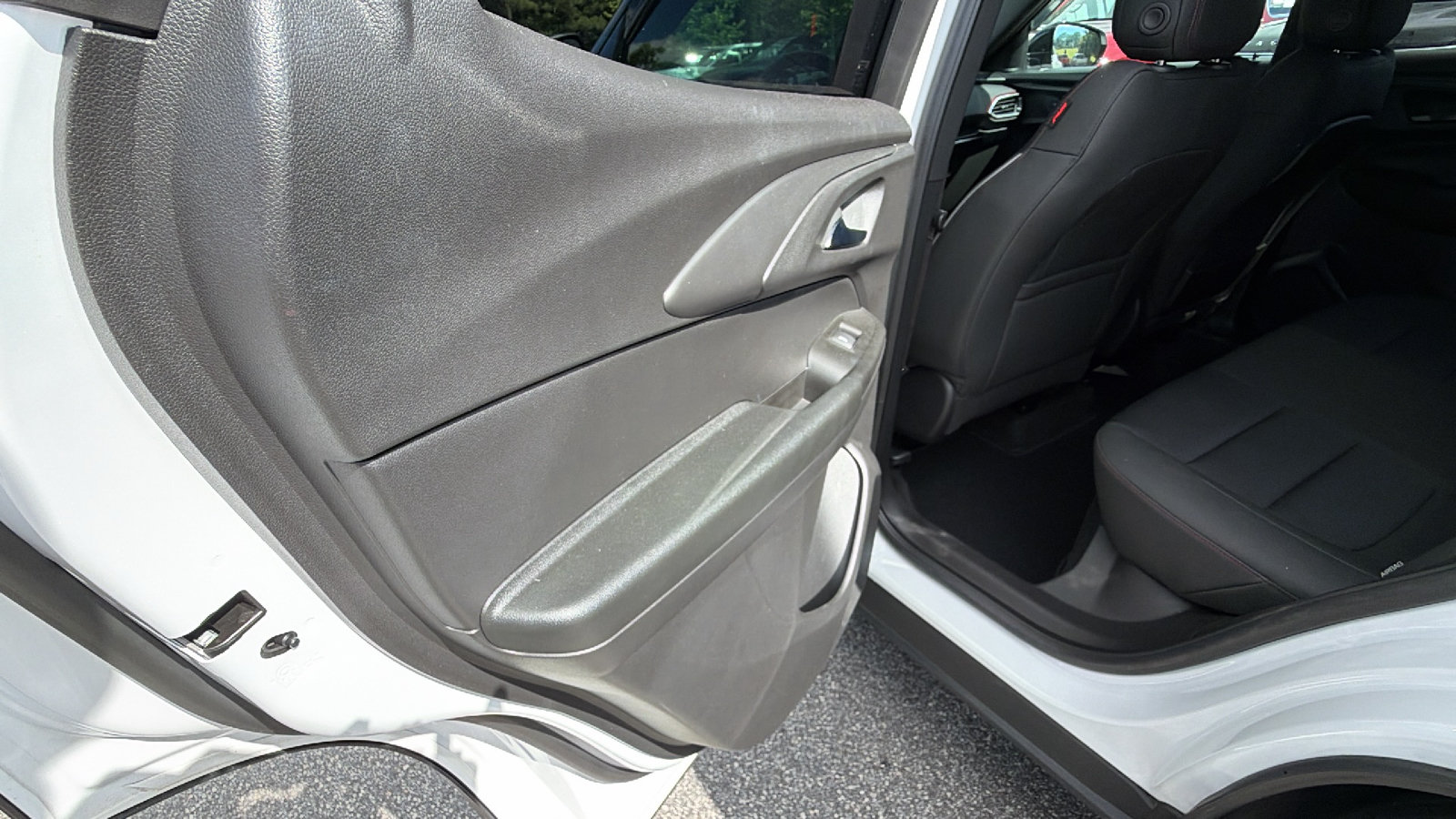 Used 2023 Chevrolet TrailBlazer RS w/ Sun and Liftgate Package FWD image 23