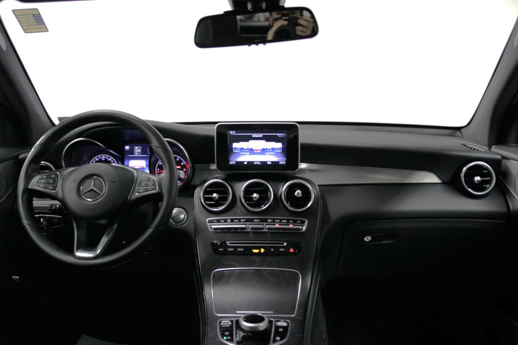 Used 2019 Mercedes-Benz GLC 300 4MATIC image 2