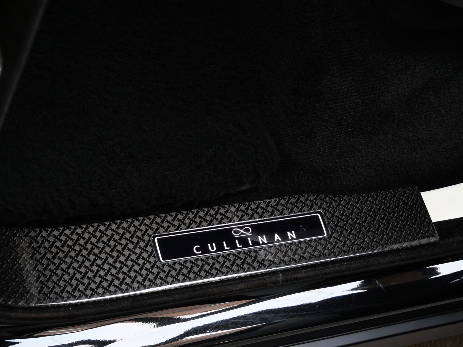 Certified 2022 Rolls-Royce Cullinan Black Badge w/ Dark Exterior Package AWD/4WD image 10