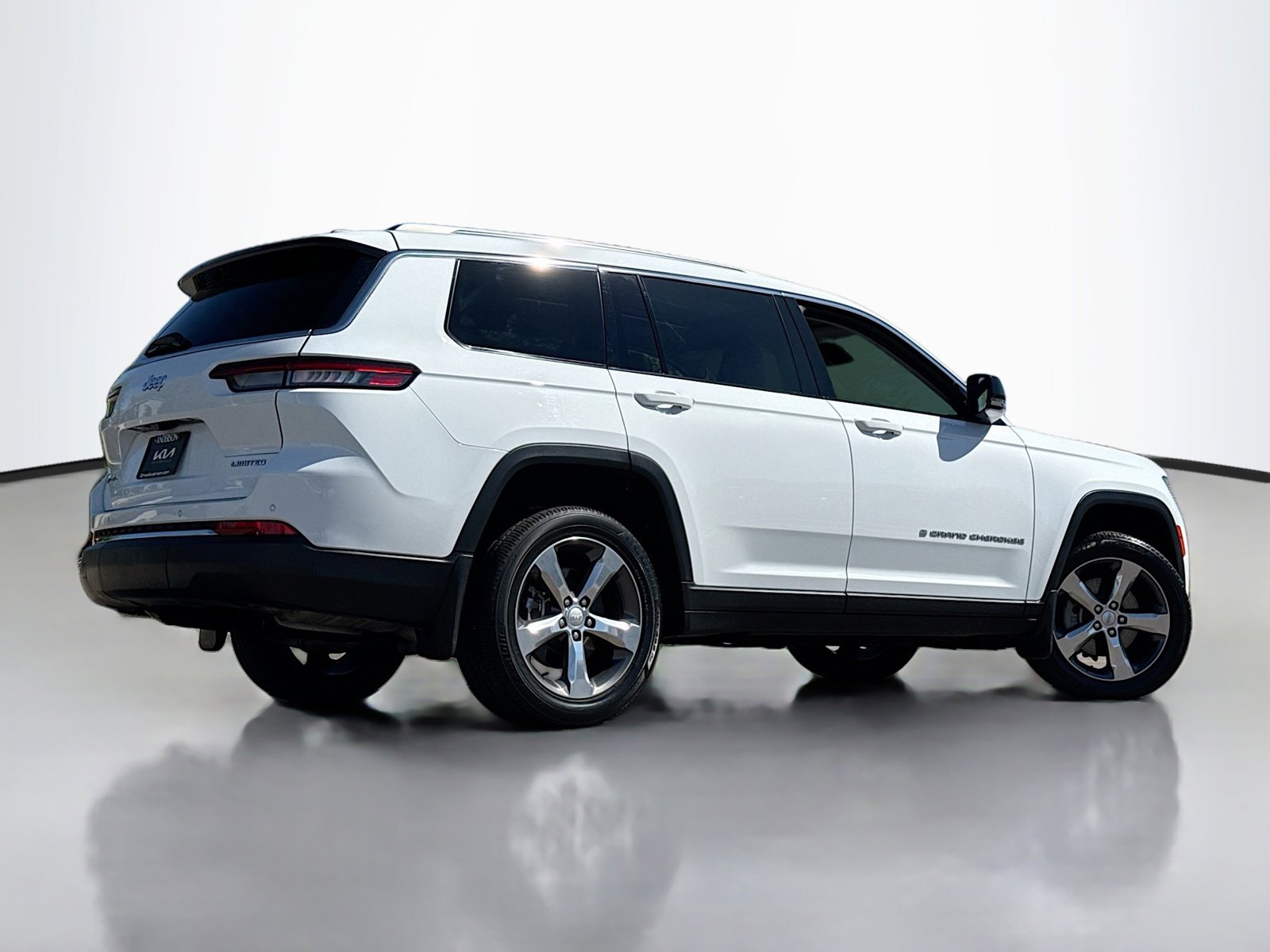 Used 2022 Jeep Grand Cherokee L Limited AWD/4WD image 2