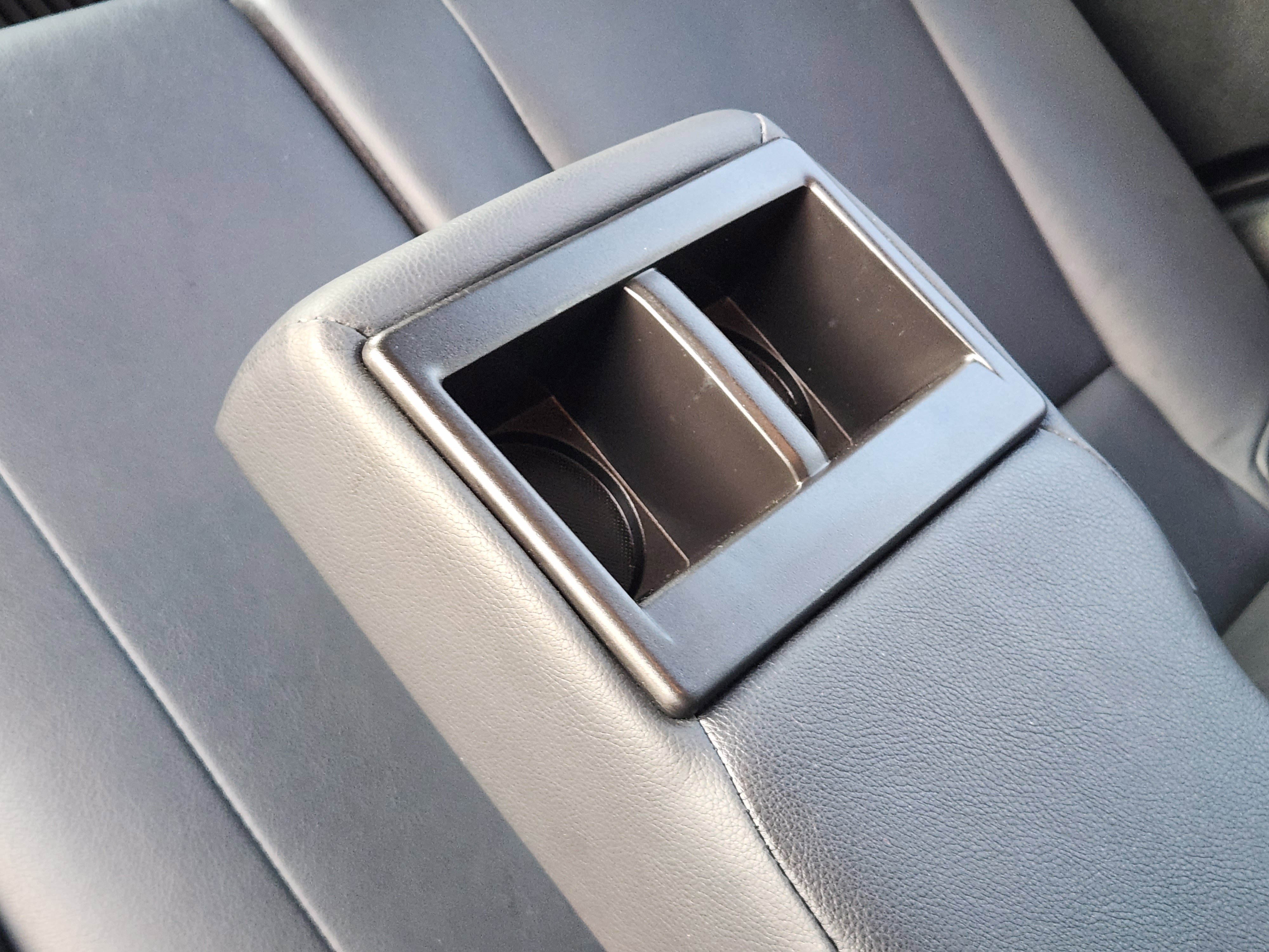 Used 2018 Toyota RAV4 SE image 39