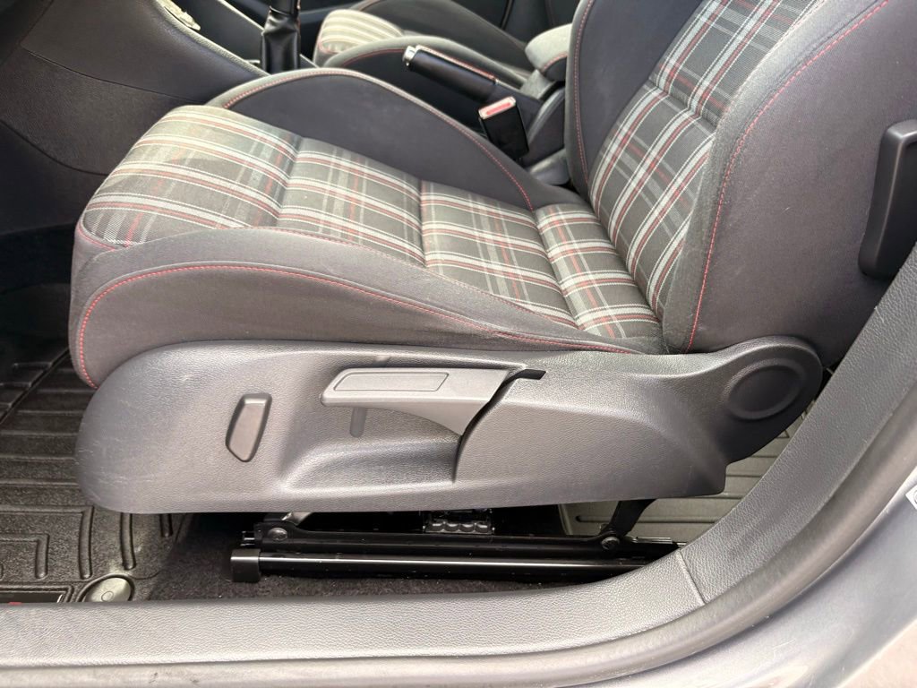 Used 2013 Volkswagen Golf 4-Door FWD image 26