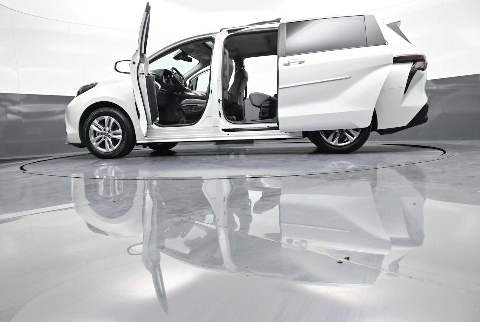 Used 2024 Toyota Sienna XLE w/ XLE Plus Package AWD/4WD image 51