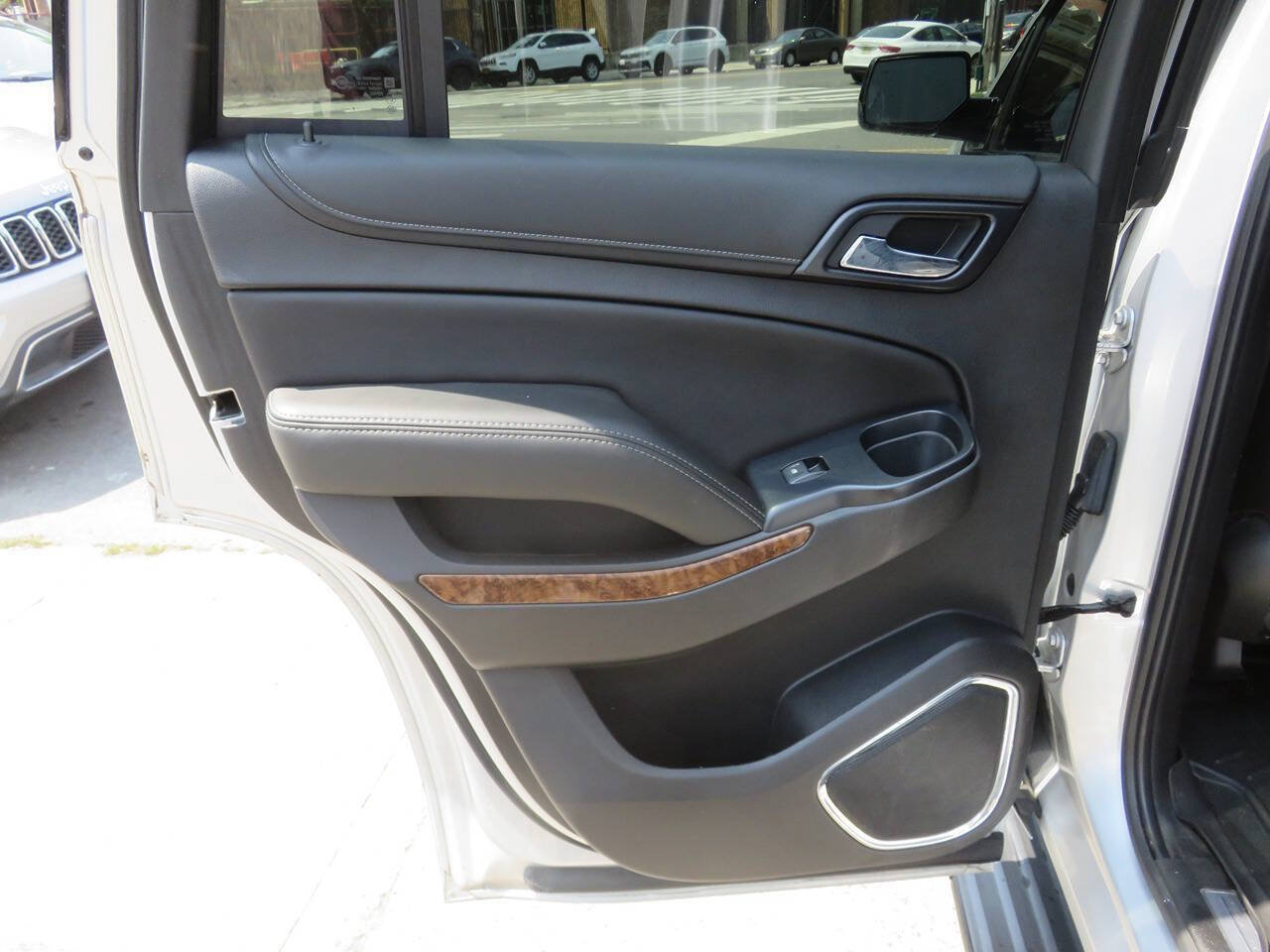 Used 2018 Chevrolet Tahoe Premier AWD/4WD image 32