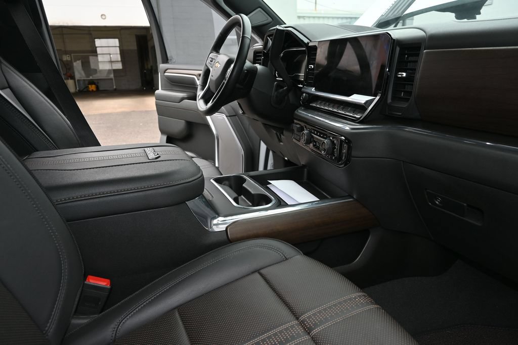 Used 2024 Chevrolet Silverado 2500 High Country w/ High Country Premium Package AWD/4WD image 16
